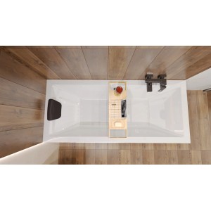Weiße Rechteckbadewanne 180x80 cm mit Bambusablage, Kopfkissen und dunkler Armatur im modernen Bad.