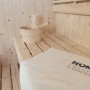 Detailaufnahme: Home Deluxe Sauna SHADOW BIG XL mit Zubehör (Kelch, Kelle) und Handtuch auf der Saunabank.