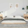 Modernes vidaXL Bettrahmen aus hellem Kiefernholz im Schlafzimmer. Plattformbett mit minimalistischem Design und Holzmaserung.