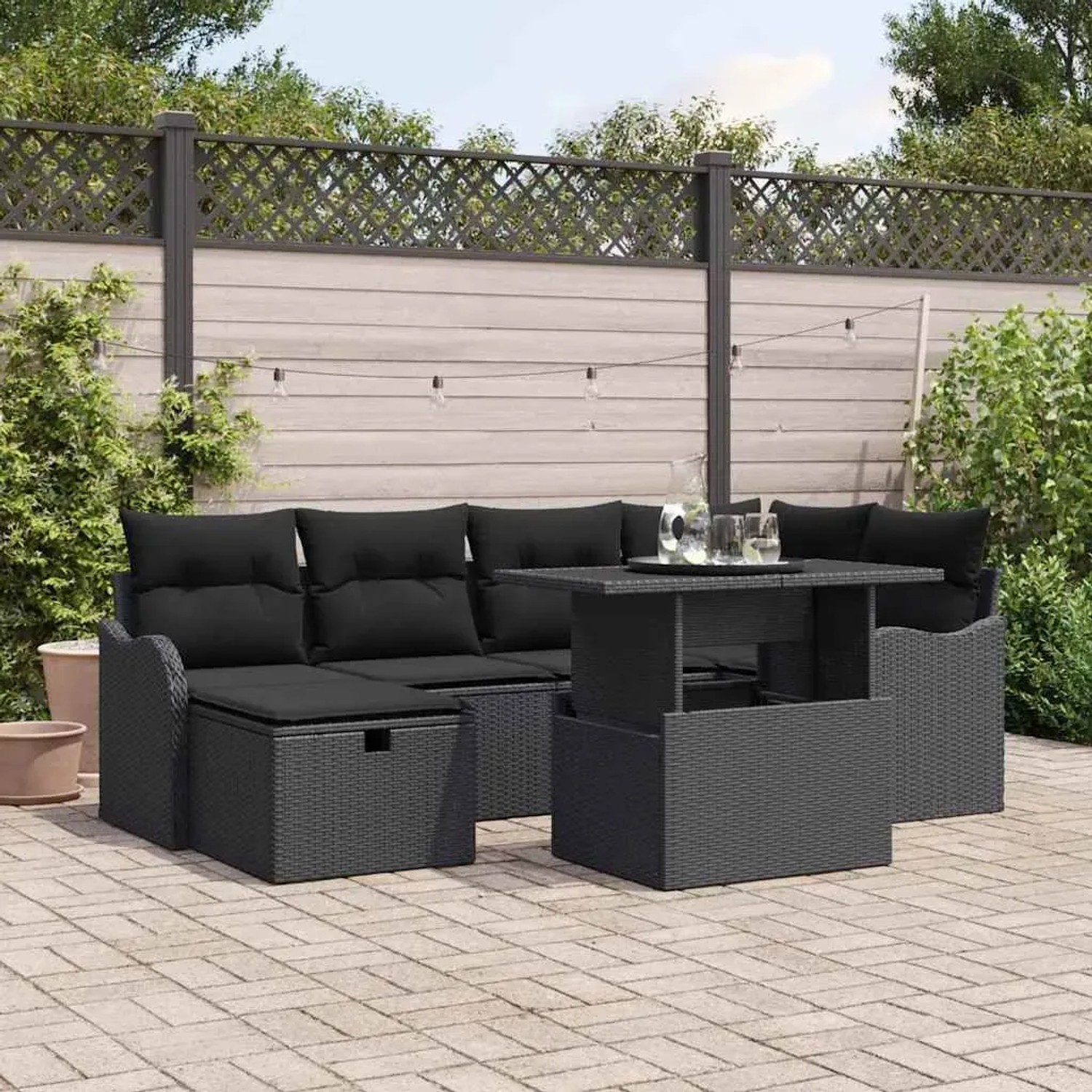 Schwarzes 7-teiliges vidaXL Garten-Sofa-Set aus Poly Rattan mit Kissen.