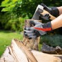 Arbeitshandschuhe mit Silikon-Benoppung in Schwarz-Grau beim Holz hacken.