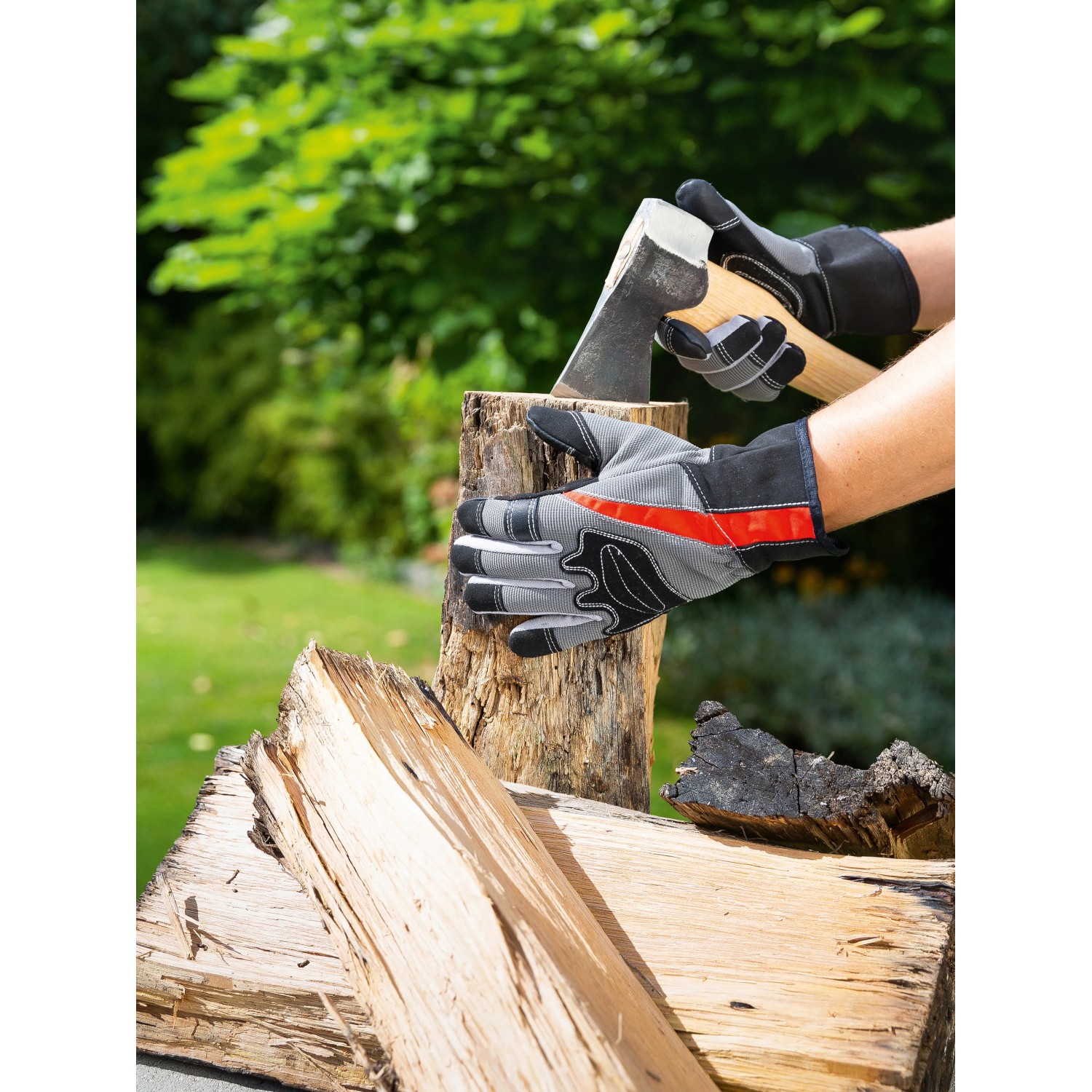 Arbeitshandschuhe mit Silikon-Benoppung in Schwarz-Grau beim Holz hacken.