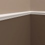 Weiße PROFHOME Wand- und Friesleiste (10er-Set) im Neo-Klassizismus-Stil an einer Wand.