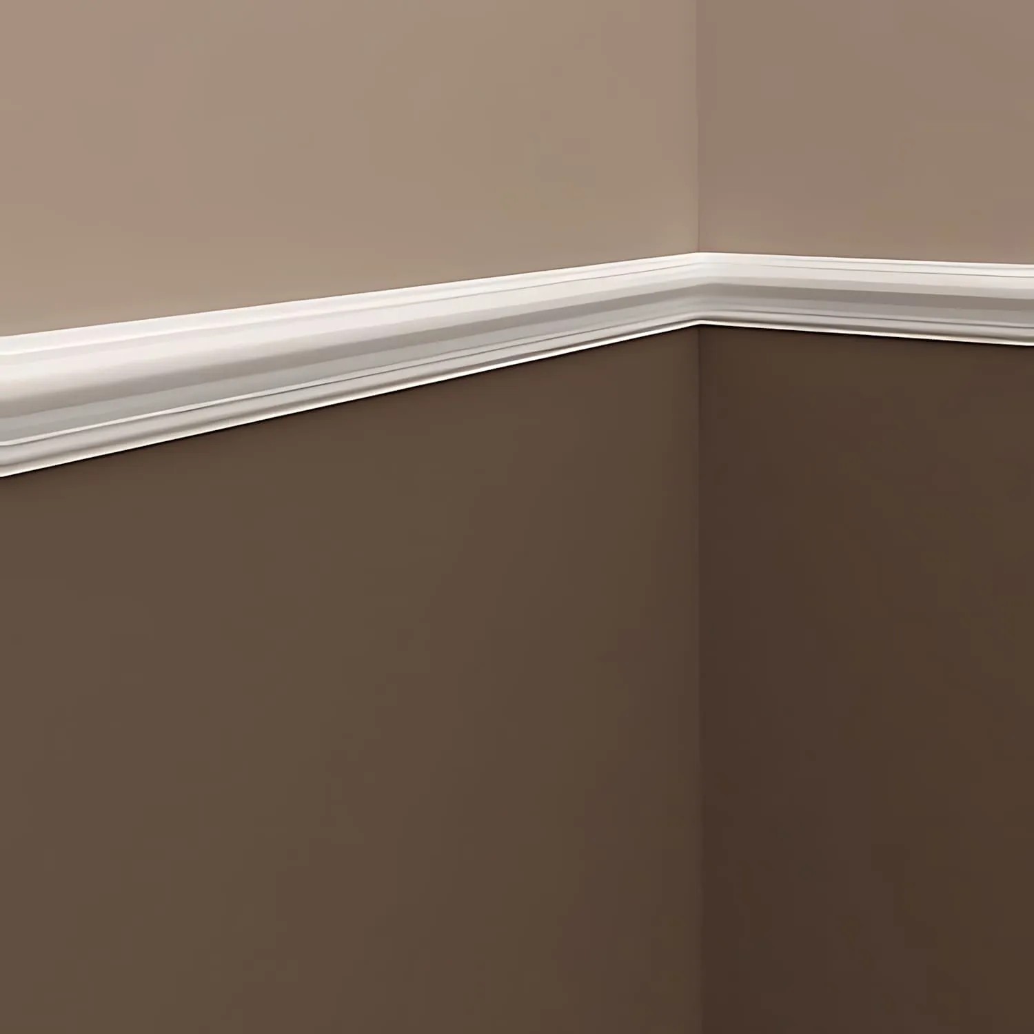 Weiße PROFHOME Wand- und Friesleiste (10er-Set) im Neo-Klassizismus-Stil an einer Wand.