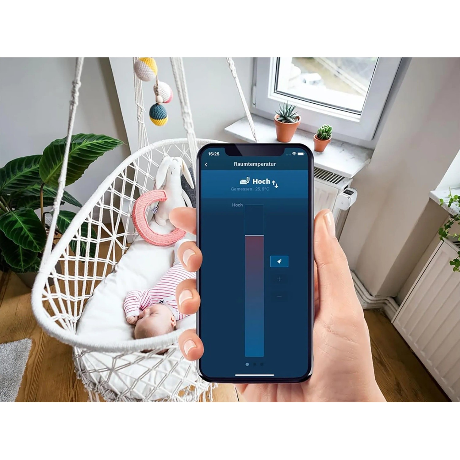 Hand steuert Bosch Smart Home Heizkörper-Thermostat II per App, Baby im Hintergrund.