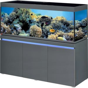 Eheim Incpiria Marine 530 Graphit Aquarium-Kombination mit Korallen und Fischen.