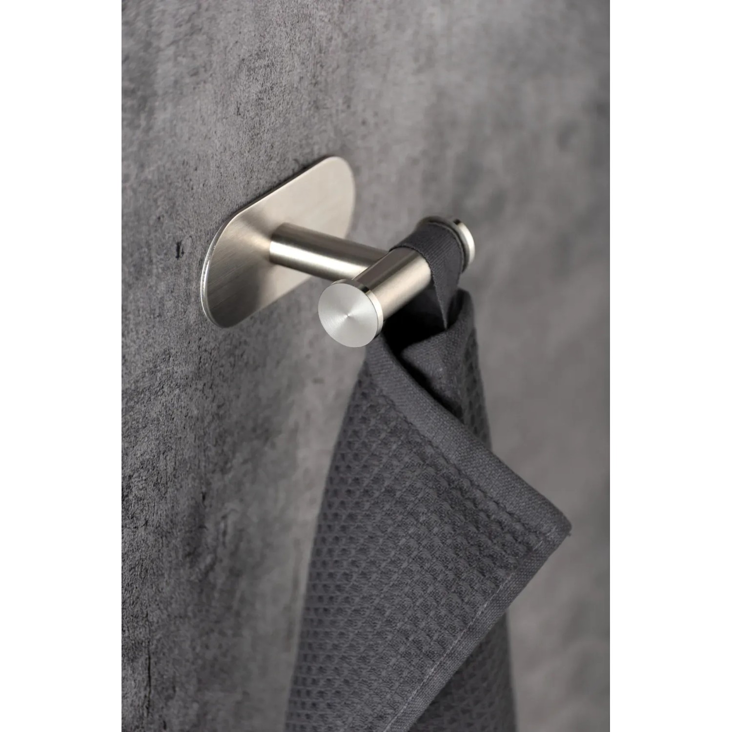 Wenko Wandhaken Turbo-Loc Edelstahl Duo Orea Matt mit Handtuch an grauer Wand.
