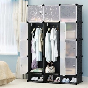 Rebiko modularer Kleiderschrank, schwarz, mit weißen Türen, gefüllt mit Kleidung und Schuhen. Geräumige Garderobe.