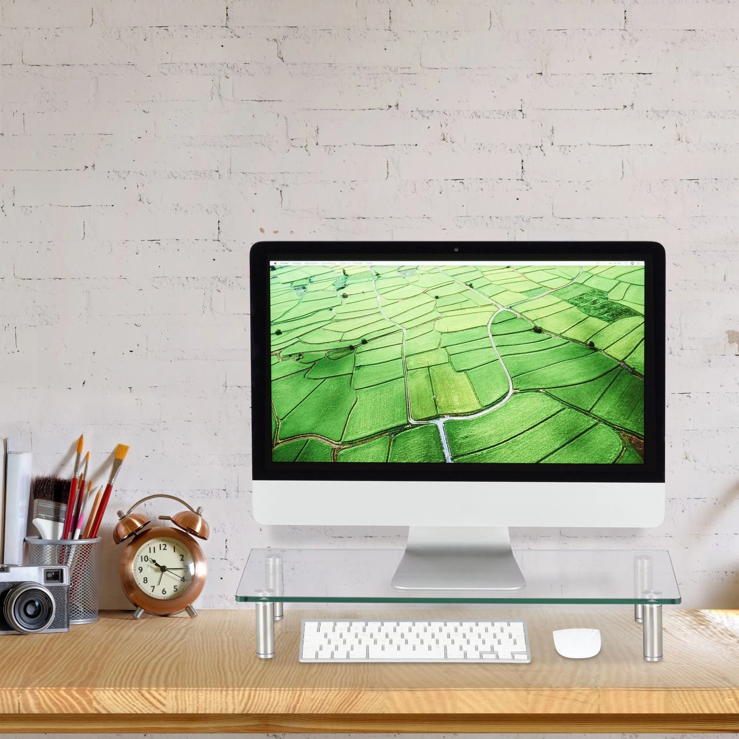 Transparenter Relaxdays Glas Bildschirmständer mit höhenverstellbaren Beinen auf Schreibtisch. Ergonomische Monitorerhöhung, platzsparend.