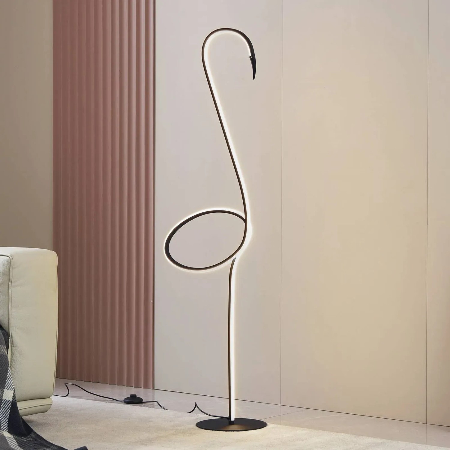 Moderne LED Stehlampe Pajaro in Schwarz, dimmbar. Wohnzimmerleuchte aus Metall im Flamingo Design.