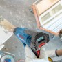 Bosch Professional Heißluftgebläse GHG 20-63 in Aktion beim Farbentfernen.