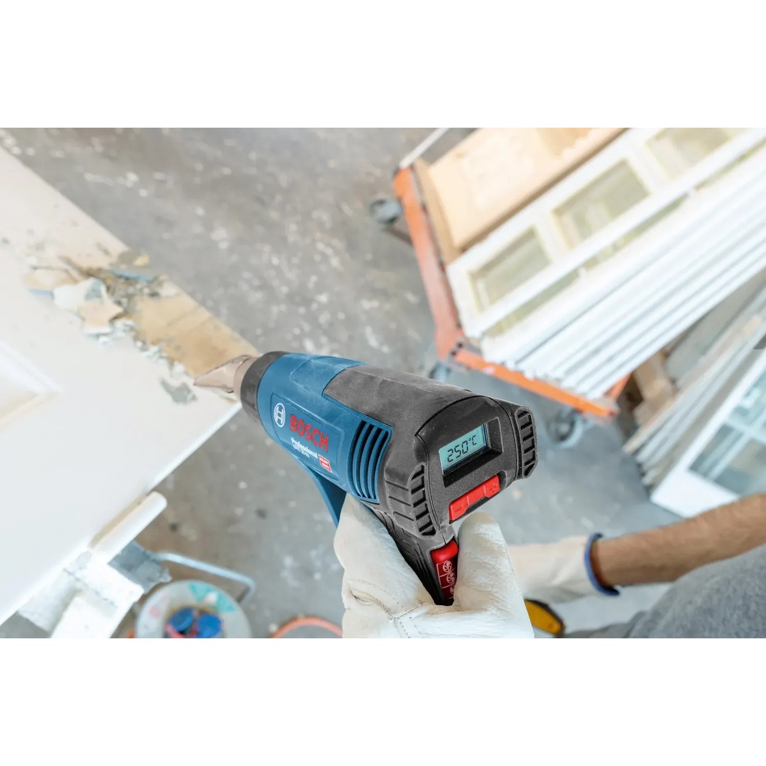 Bosch Professional Heißluftgebläse GHG 20-63 in Aktion beim Farbentfernen.