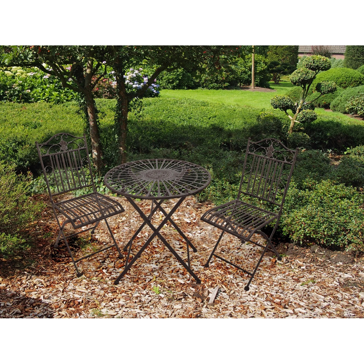 Balkon-Set Mangan von Garden Pleasure, schwarz-braun, mit Tisch und zwei Stühlen im Garten.
