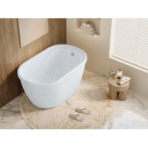 Weiße, freistehende Sitzbadewanne Piccola 120 cm aus Sanitäracryl in modernem Bad.