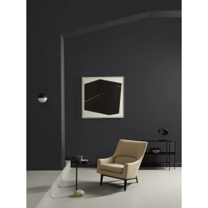 Raum mit ELLE DECORATION Wandfarbe Absolute Granite No. 189, matt. Sessel und Deko.