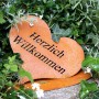 Rostbraunes Herz aus Metall mit "Herzlich Willkommen" Schriftzug als Gartendeko.