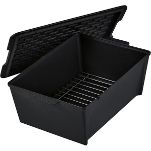 Enders Dutch Oven Switch Grid, ein emaillierter, schwarzer Gusseisen-Topf mit Deckel und Edelstahl Rib Rack für Grillutensilien.