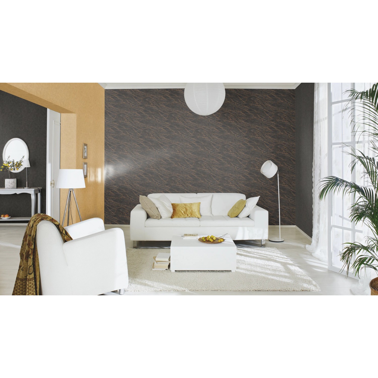 Wohnraum mit Rasch Vliestapete Factory IV 428964, Marmoroptik in Schwarz-Grau mit goldenen Akzenten.