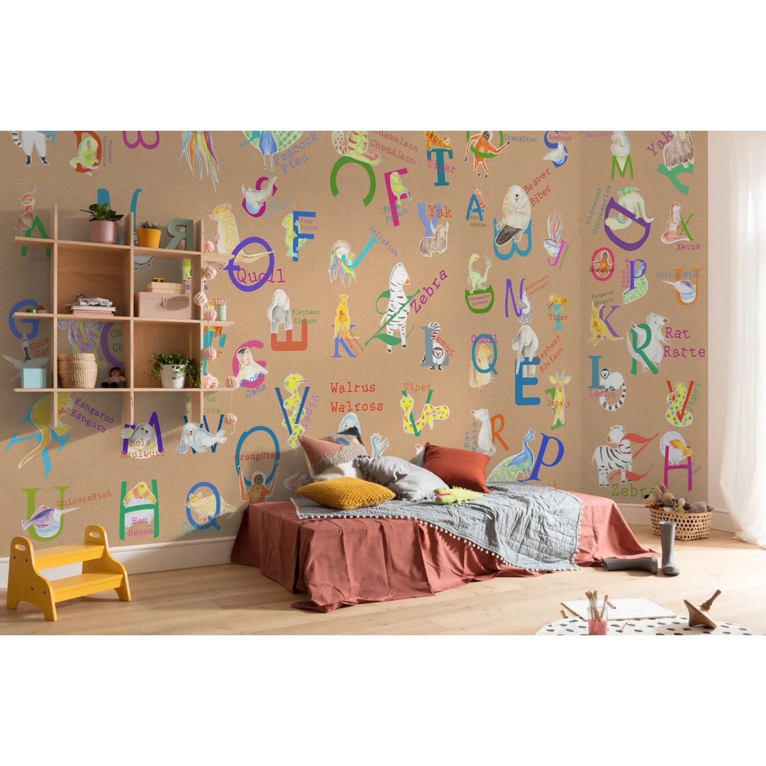 Komar Vlies Fototapete Animals A-Z, 500x250 cm, mit bunten Tier-Illustrationen und Buchstaben im Kinderzimmer.