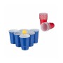 Mehrfarbiges Bierpong Becher Set aus Kunststoff: blaue Party Cups im Dreieck, gelber Ball, rote Trinkbecher im Hintergrund.