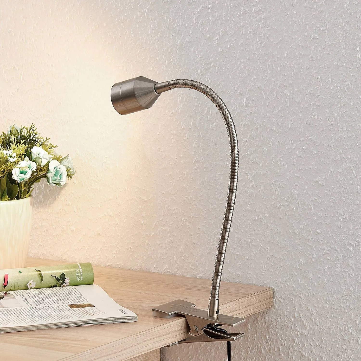 Moderne Lindby LED Klemmleuchte Djamila in Alu für Arbeitszimmer.