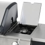 Detailansicht der Outdoor-Küche mit Gasgrill in Schwarz-Edelstahl, Fokus auf Seitenbrenner.