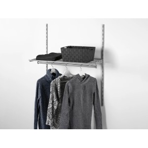 Weiße Metall-Kleiderstange (80 cm) an Regal mit Kleidung und Korb. Regalsystem für Ordnung.