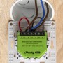 Shelly Unterputz Dimmer Gen3 Grün, installiert in einer Wanddose mit Verkabelung.