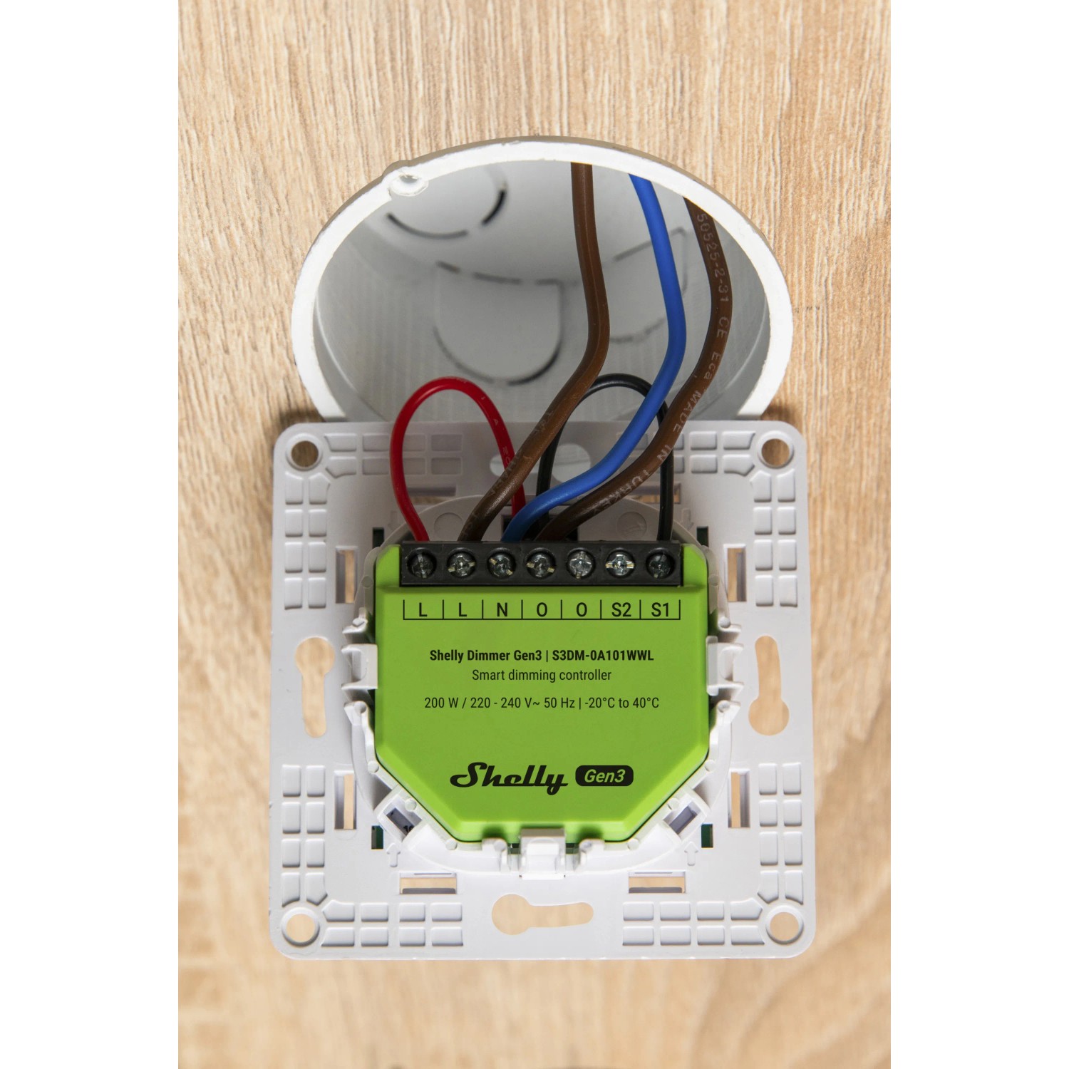 Shelly Unterputz Dimmer Gen3 Grün, installiert in einer Wanddose mit Verkabelung.