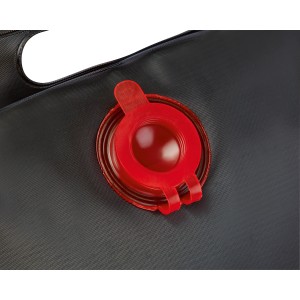 Schwarze Camping-Duschtasche aus PVC, Detailaufnahme des roten Verschlusses.