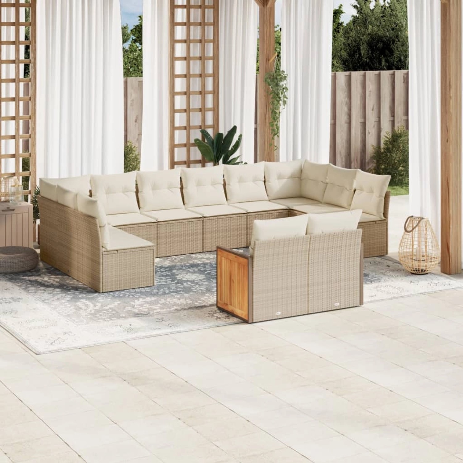 Beige 12-tlg. Garten-Sofagarnitur aus Poly Rattan mit cremeweißen Kissen.