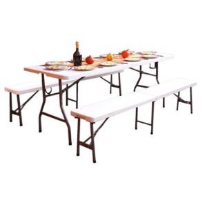 Weiße, klappbare Bierzeltgarnitur (3-teilig) mit Tisch und 2 Bänken, dekoriert mit Speisen und Getränken.