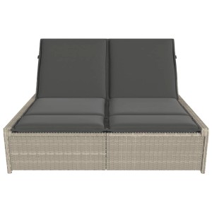 Hellgraue Doppel-Sonnenliege aus Poly Rattan mit dunklen Kissen. Ideal für Garten und Terrasse.