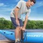 Mann pumpt blaues Kajak mit Bestway Air Hammer Handpumpe auf.