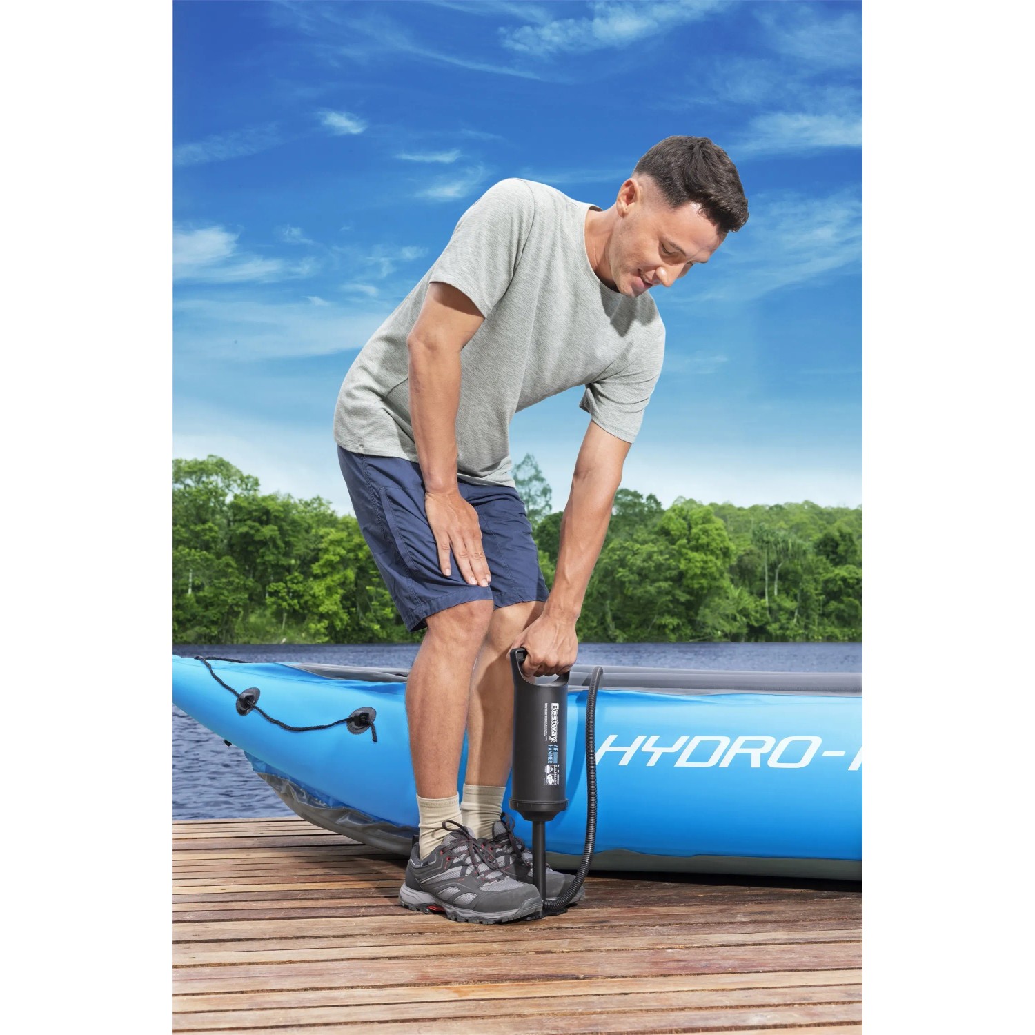 Mann pumpt blaues Kajak mit Bestway Air Hammer Handpumpe auf.