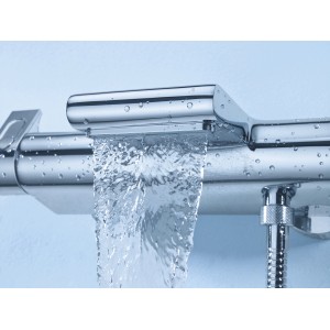 Grohe Thermostat-Wannenarmatur Grohtherm 2000 mit XL-Wasserfall im Betrieb.