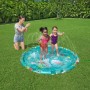 Bestway Wassermatte Underwater Ø 165 cm mit spielenden Kindern und Wasserfontänen im Garten.