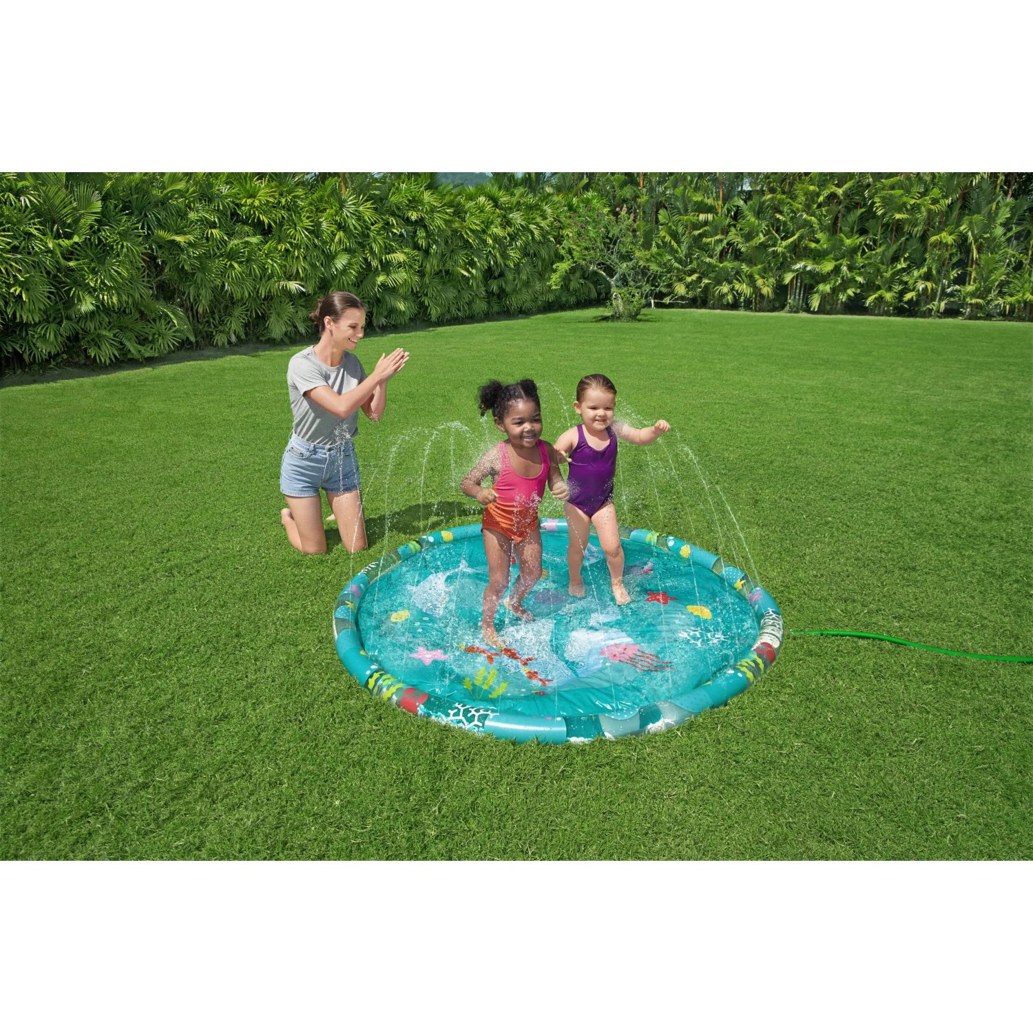 Bestway Wassermatte Underwater Ø 165 cm mit spielenden Kindern und Wasserfontänen im Garten.