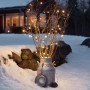 Konstsmide LED Lichterkette mit 80 warmweißen LEDs in Milchkanne im Schnee.