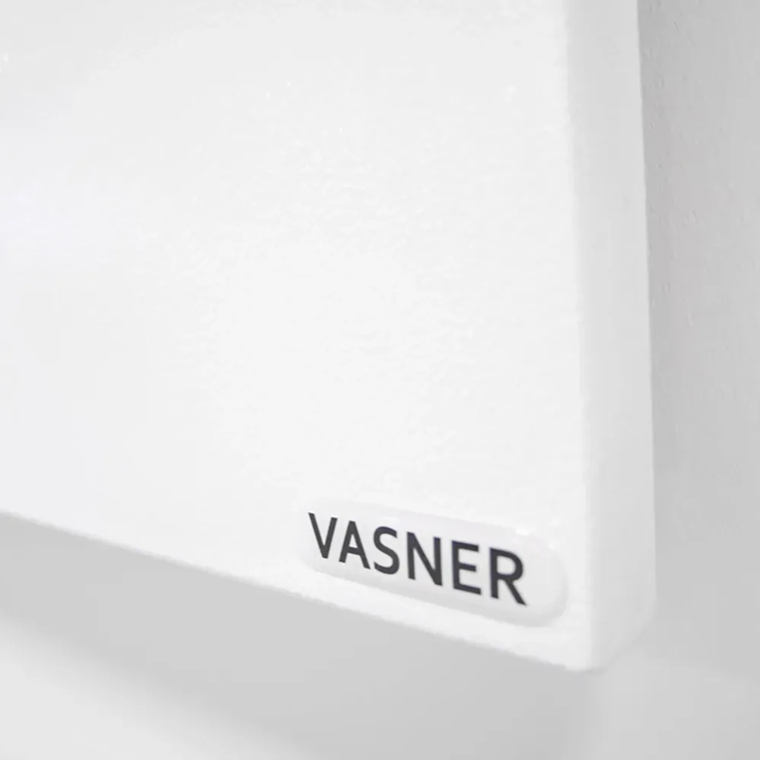 Detailaufnahme der weißen Vasner Citara M RX Infrarotheizung mit Logo.