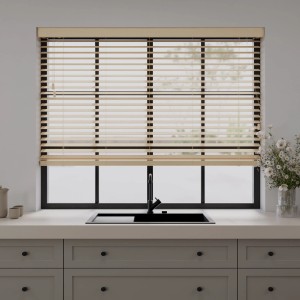 Cocoon Holz Jalousie, 160x175 cm, Naturel, 50mm Lamellen vor Fenster in Küche.