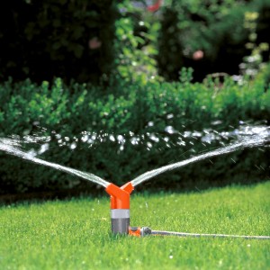 Gardena Classic Rundsprenger Foxtrott beim Bewässern einer Rasenfläche.