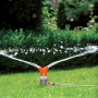 Gardena Classic Rundsprenger Foxtrott beim Bewässern einer Rasenfläche.
