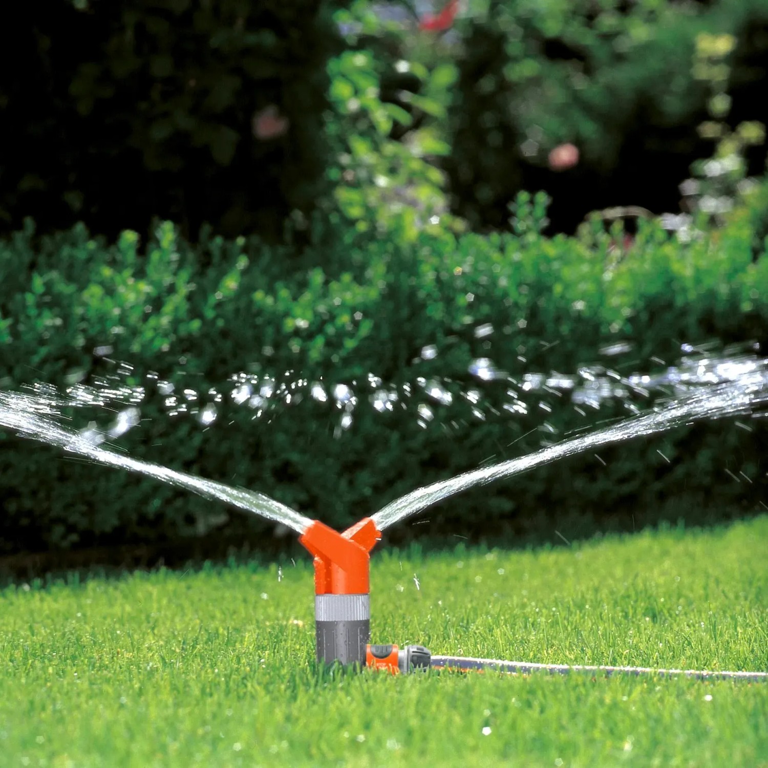 Gardena Classic Rundsprenger Foxtrott beim Bewässern einer Rasenfläche.