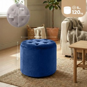 Blauer runder Samt-Sitzhocker Pantin mit Knopfheftung und Stauraum. Vielseitig als Hocker oder Ablage.