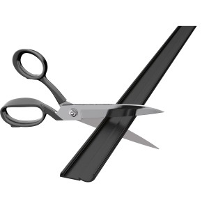 Schwarzer D-Line Kabelkanal (20x10 mm) wird mit einer Schere zugeschnitten.