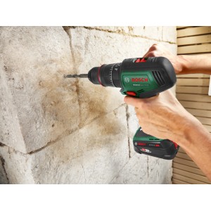 Bosch Advanced Impact 18V-80 Akku-Schlagbohrmaschine beim Bohren in Stein.