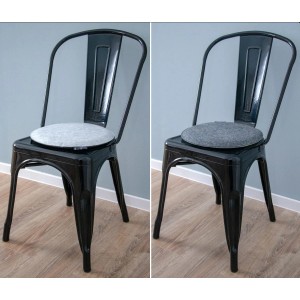 DuneDesign 4er Set runde Filz Sitzkissen, Ø 35cm, grau, auf schwarzen Stühlen.