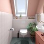 Badezimmer mit Terrakotta Möbel-Lack von Alpina auf Unterschrank und Wand.