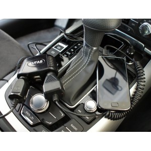 Doppelsteckdose 12V mit USB-Anschluss im Auto, lädt Handy.